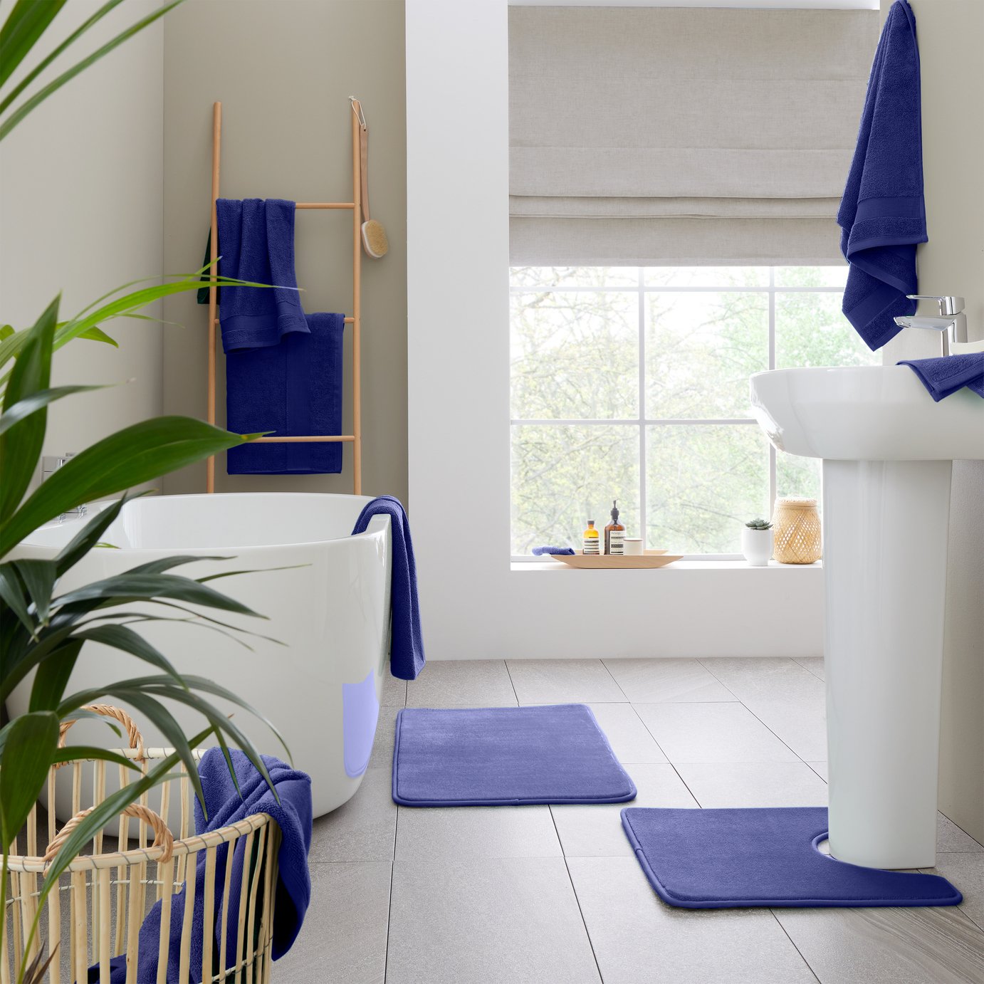 Catherine Lansfield Anti Bacterial Bath Sheet - Navy
