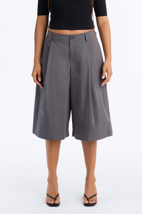 Caro Pleated Barrel Leg Bermuda Short - Charcoal