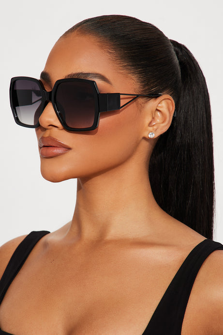 Hiding From Paparazzi Sunglasses - Black