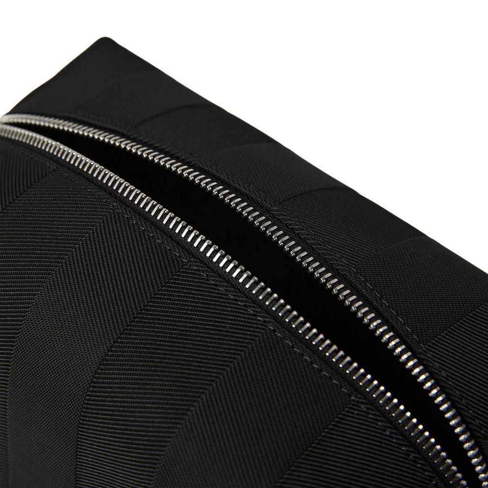 Fendi Fendi Washbag Sn63