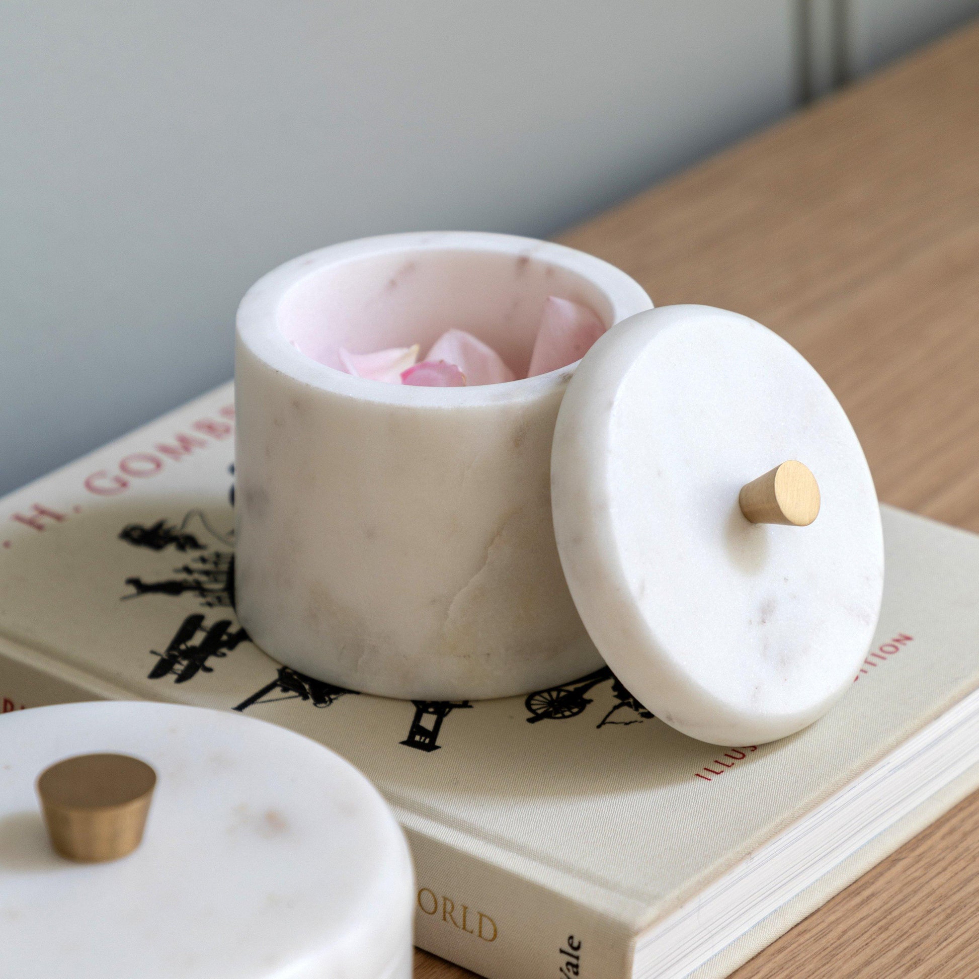 Gallery Veta Marble Rounded Box White