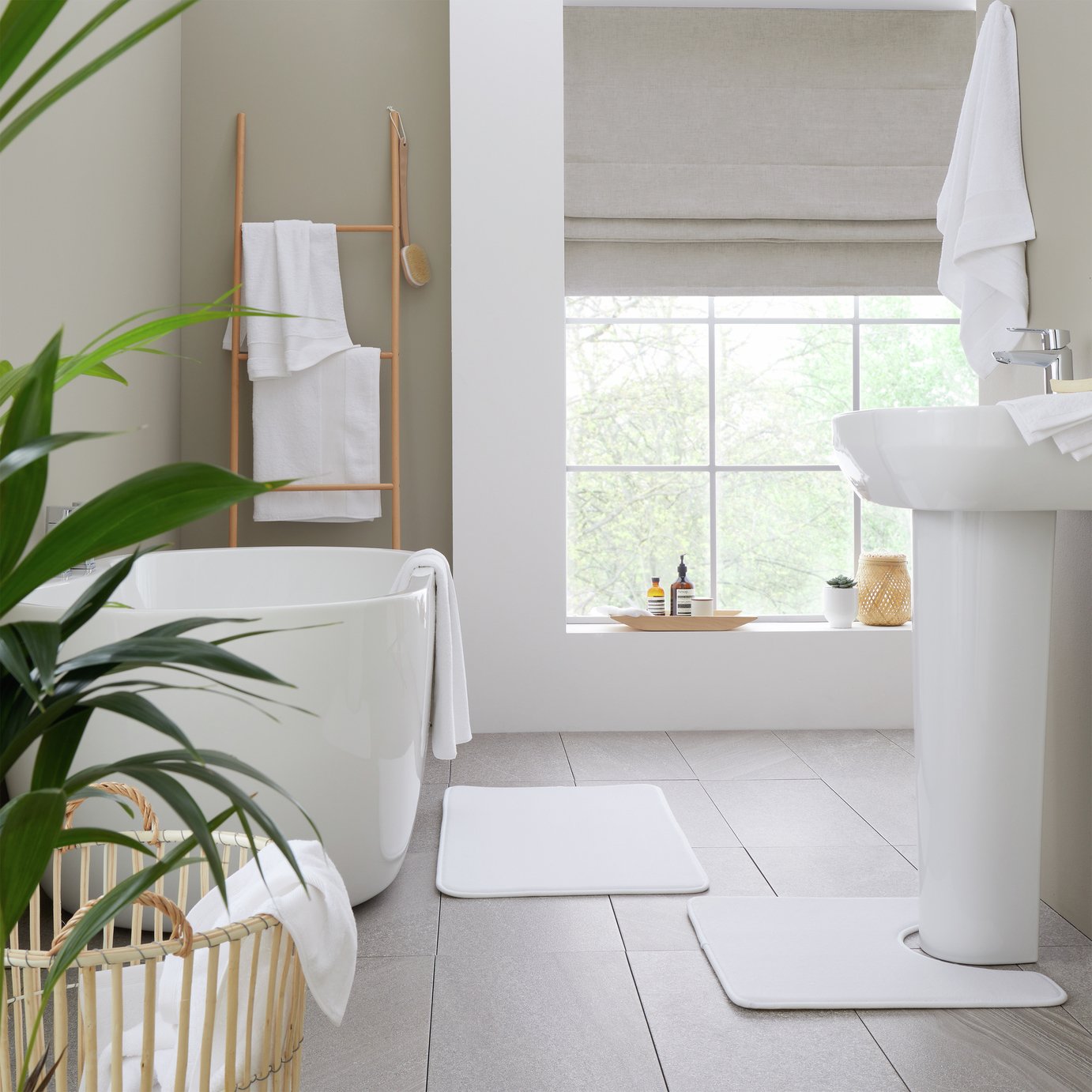 Catherine Lansfield Anti Bacterial Bath Sheet - White