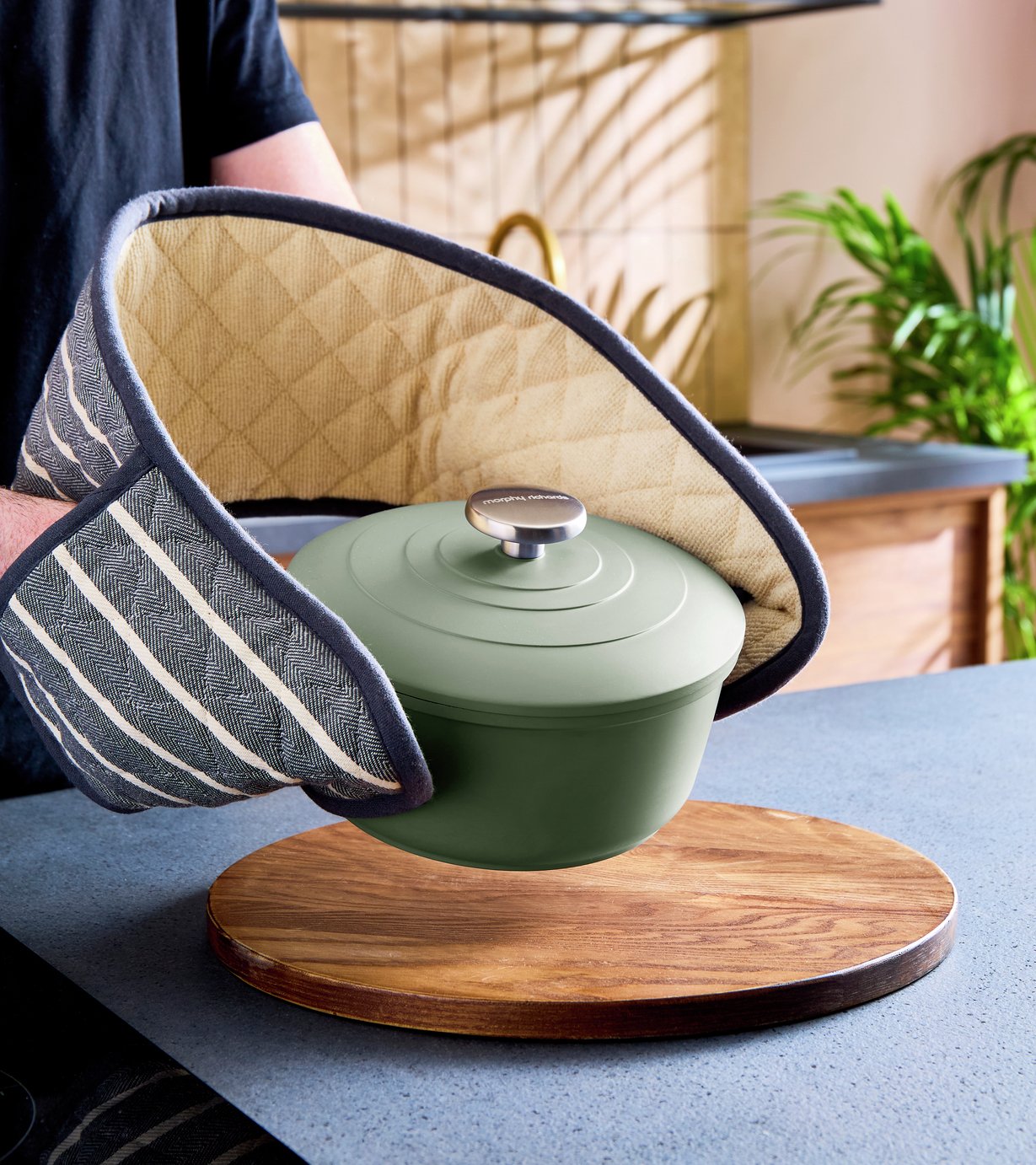 Morphy Richards 2.3 Litre Aluminium Casserole Dish - Green