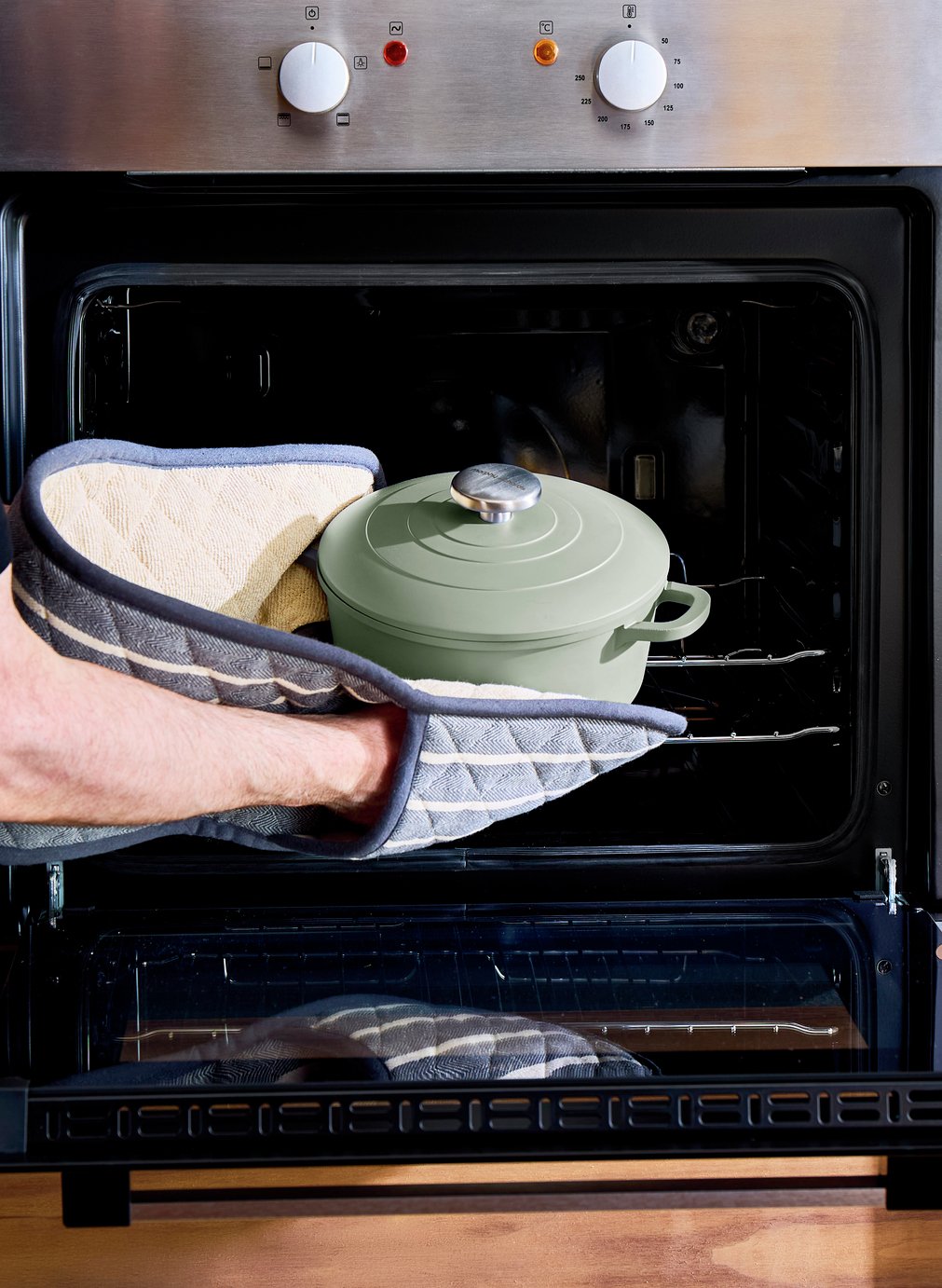 Morphy Richards 2.3 Litre Aluminium Casserole Dish - Green