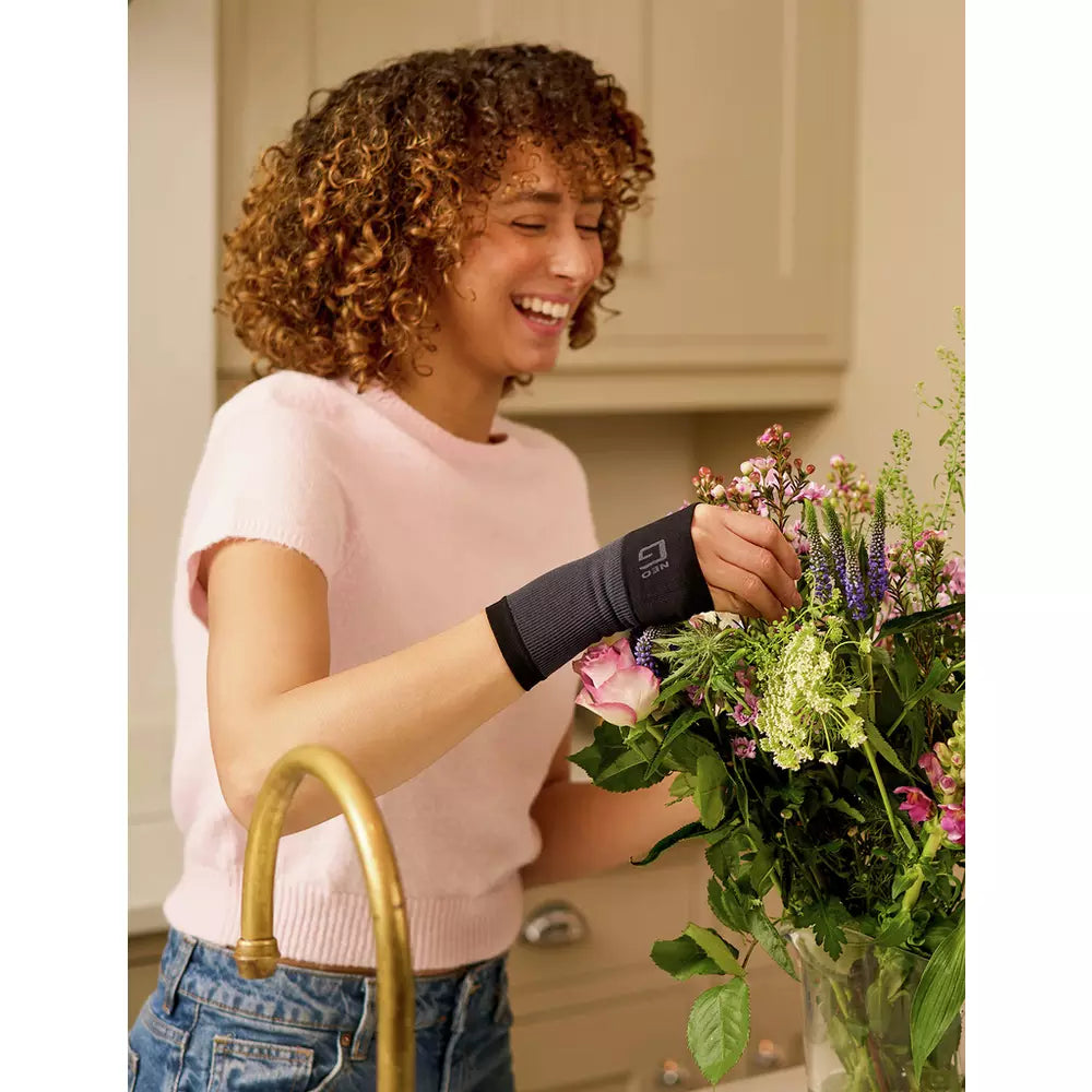 Neo G Airflow Wrist & Thumb Support - Small