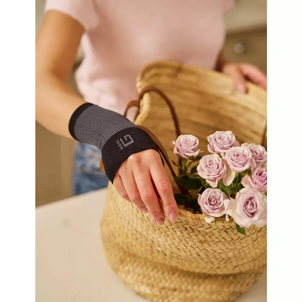Neo G Airflow Wrist & Thumb Support - Small