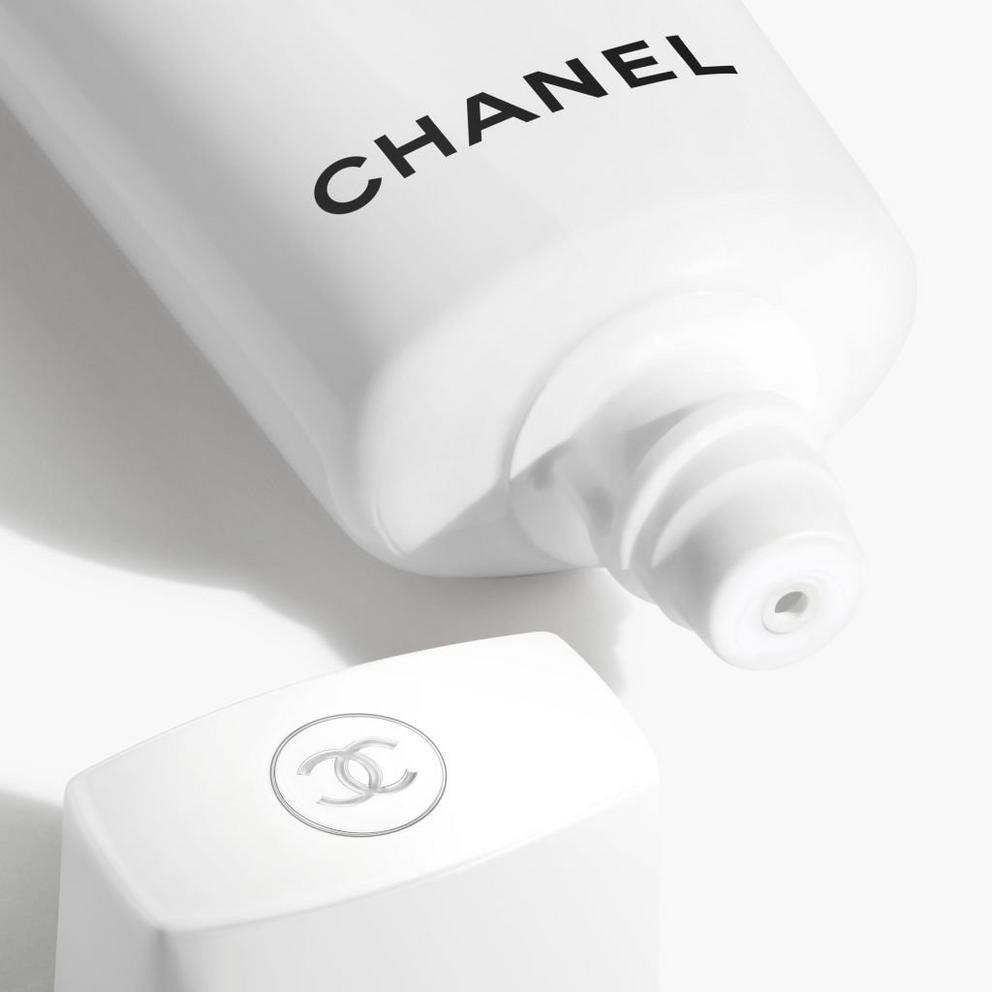 CHANEL UV ESSENTIEL COMPLETE PROTECTION UV - POLLUTION - ANTIOXIDANT SPF50