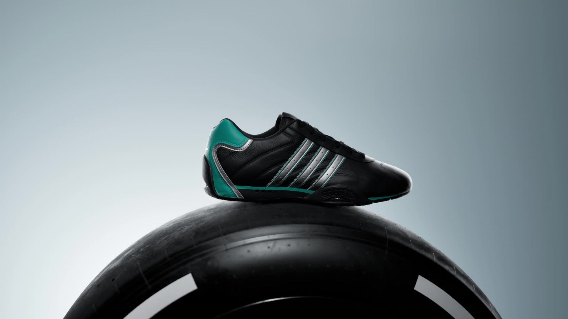 ADIRACER LO MERCEDES AMG PETRONAS F1 TEAM SHOES