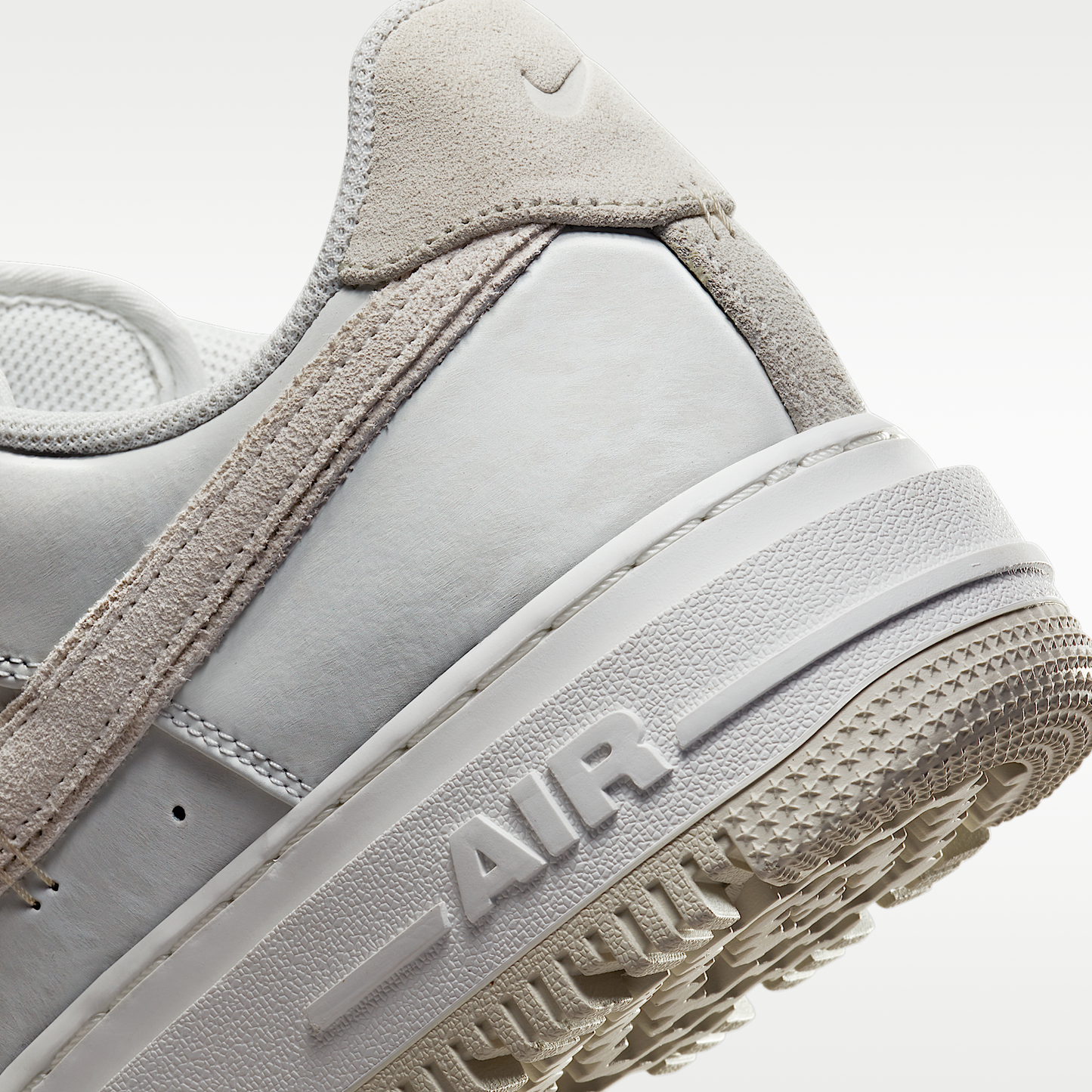 Nike Air Force 1 Luxe