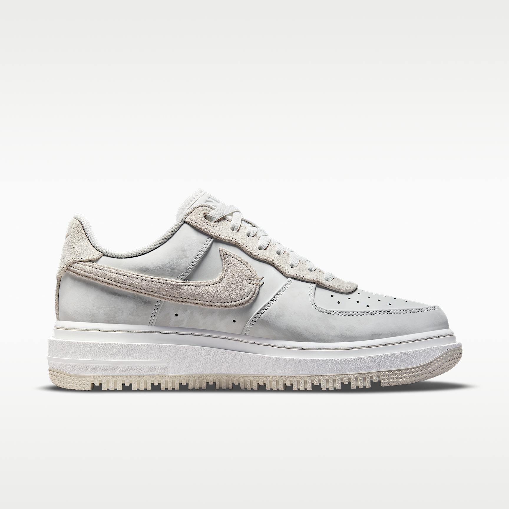 Nike Air Force 1 Luxe