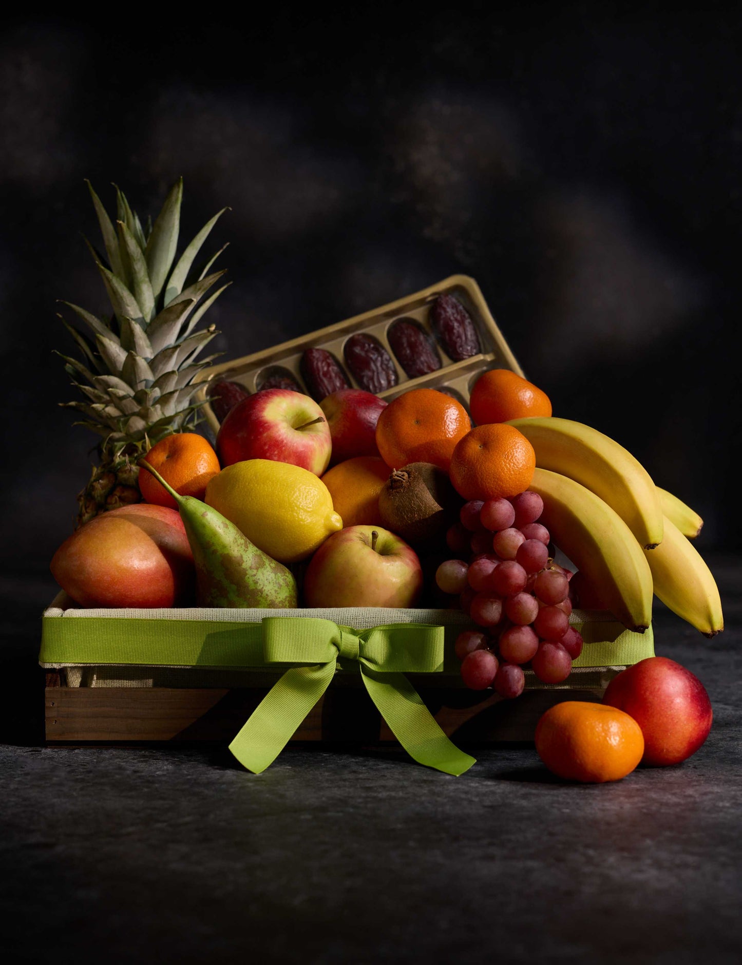 Large Luxury Fresh Fruit & Date Selection