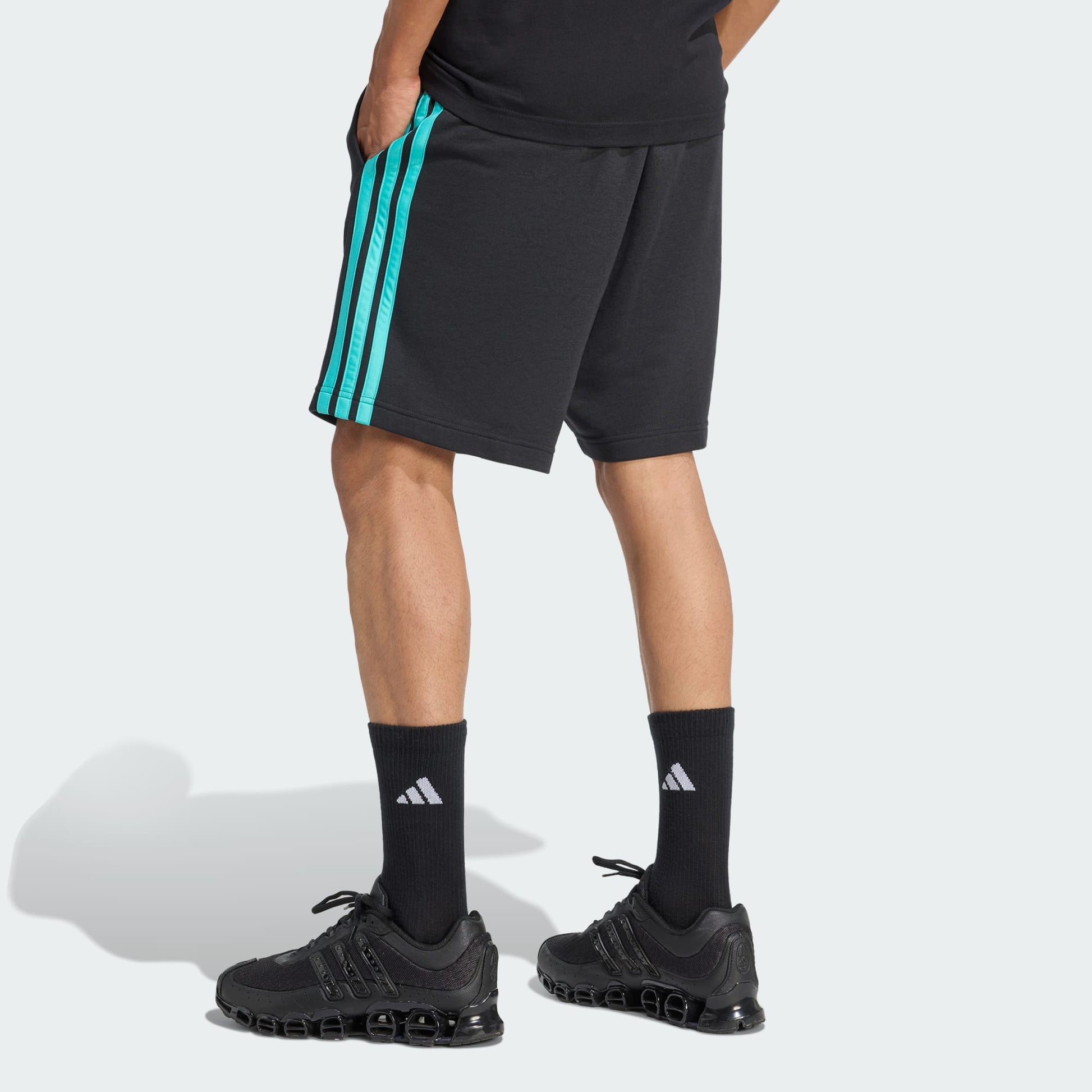MERCEDES - AMG PETRONAS FORMULA 1 TEAM DNA SHORT