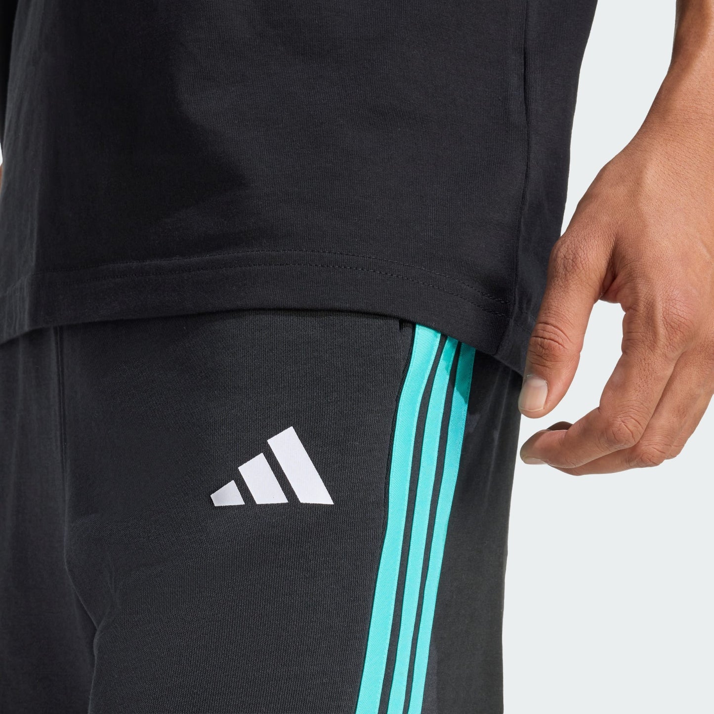 MERCEDES - AMG PETRONAS FORMULA 1 TEAM DNA SHORT