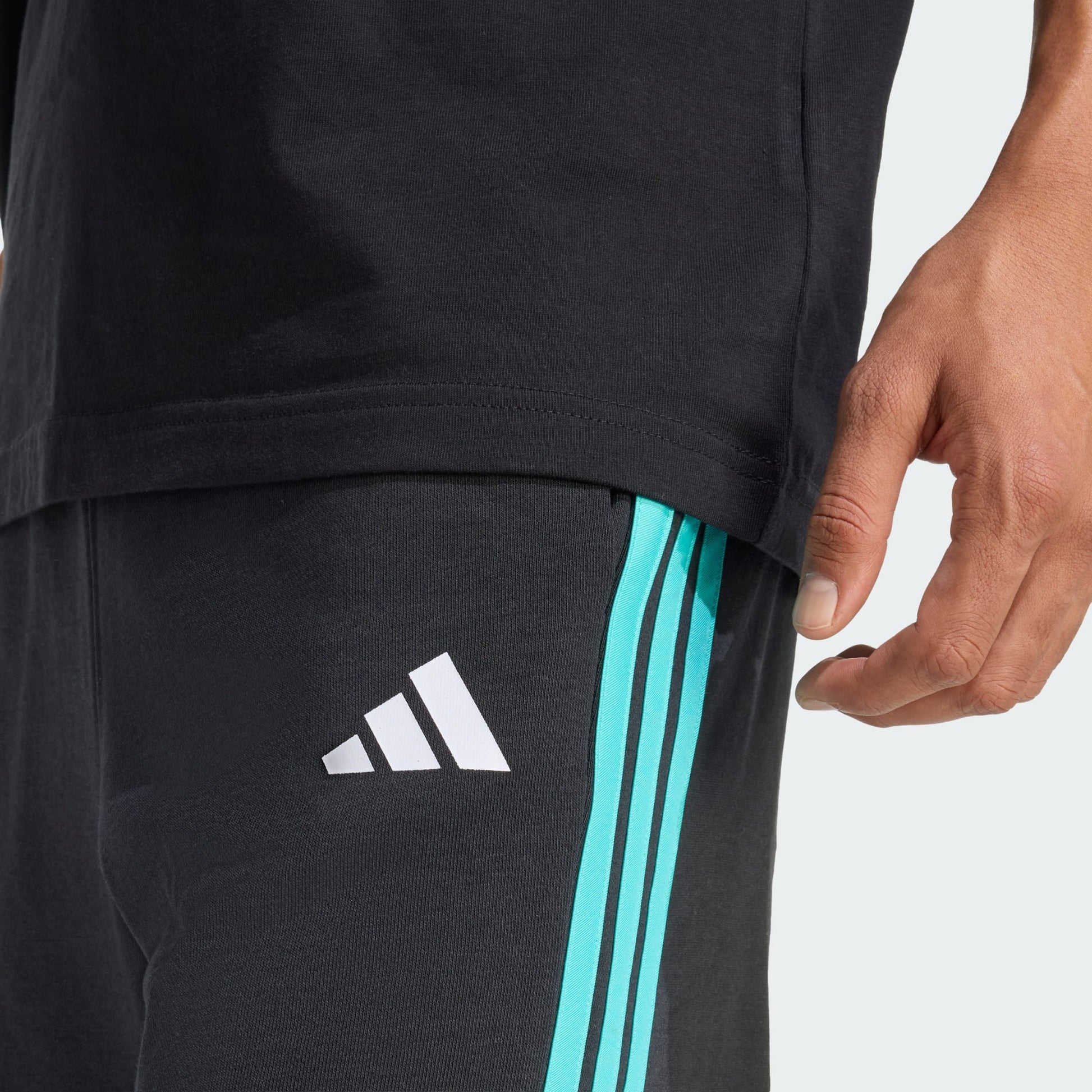 MERCEDES - AMG PETRONAS FORMULA 1 TEAM DNA SHORT