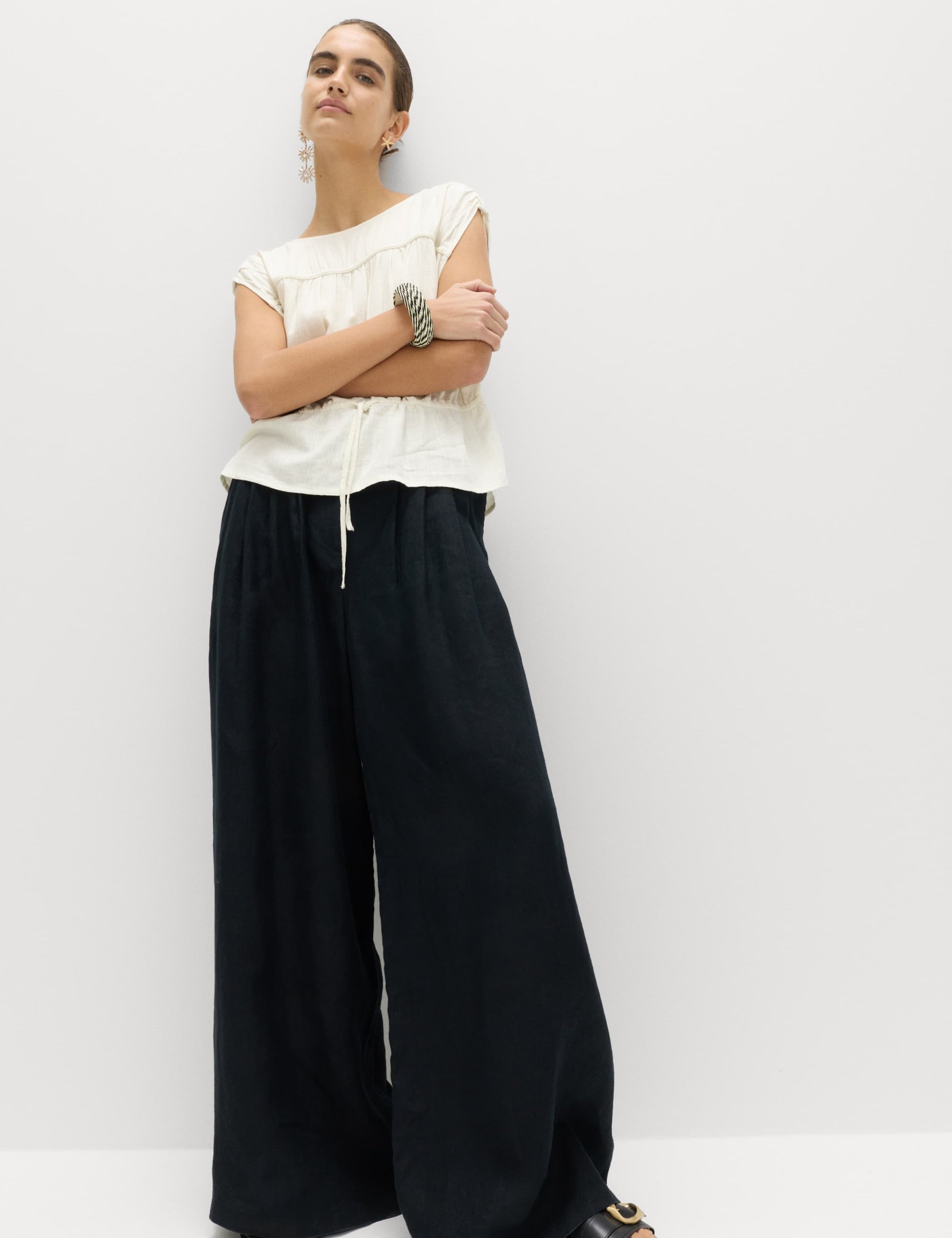 Ruched Scoop Neck Regular Fit Top with Linen