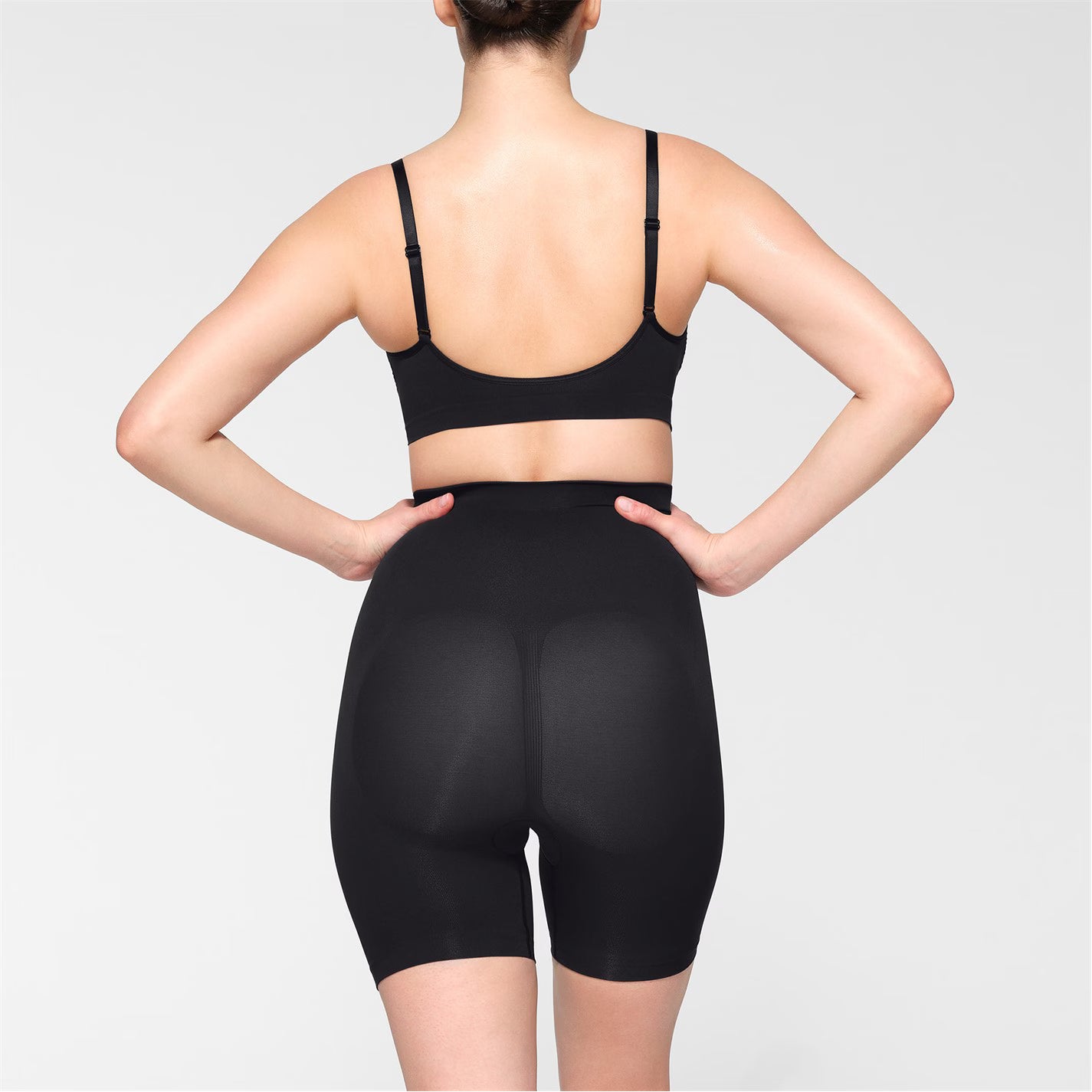 SKIMS Womens Seamless Sculpt Mid-Thigh Shorts